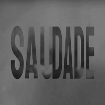 Minimalistyczna, czarno-biała grafika z dużym napisem "SAUDADE" na rozmytym, szarym tle. Litery mają lustrzane lub przezroczyste wypełnienie, w którym odbijają się zarysy postaci.
