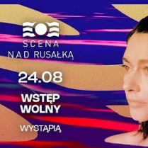 "Scena nad Rusałką 24.08. Wstęp wolny. Wystąpią: 19:30 Ptakova, 21:00 Misia Furtak". W tle fale.