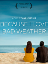 Kobieta w żółtej sukience i mężczyzna siedzą na plaży zwróceni w stronę morza, ponadto informacje o seansie filmowym.