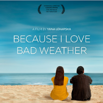 Kobieta w żółtej sukience i mężczyzna siedzą na plaży zwróceni w stronę morza, ponadto informacje o seansie filmowym.