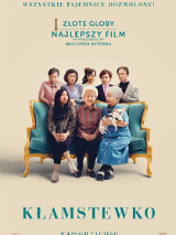 Plakat filmu Kłamstewko, na którym azjatycka rodzina siedzi i stoi wokół kanapy.