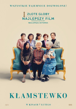 Plakat filmu Kłamstewko, na którym azjatycka rodzina siedzi i stoi wokół kanapy.