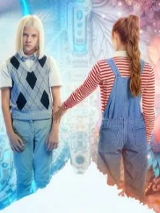 Dwoje dzieci na tle abstrakcyjnej grafiki.