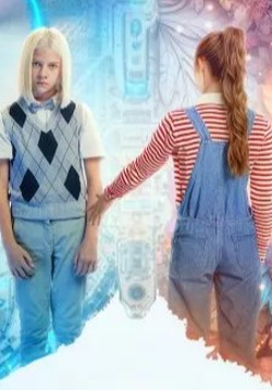 Dwoje dzieci na tle abstrakcyjnej grafiki.