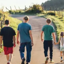 Kadr z filmu "Niech to diabli", cztery osoby, zwrócone do widza plecami idą wiejską drogą.