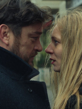 Para osó stoi blisko siebie i spogląda sobie w oczy.