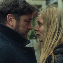 Para osó stoi blisko siebie i spogląda sobie w oczy.