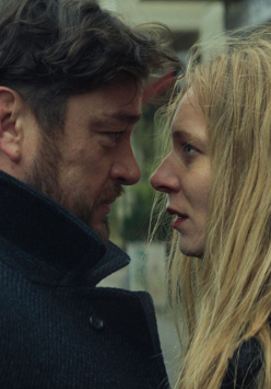 Para osó stoi blisko siebie i spogląda sobie w oczy.