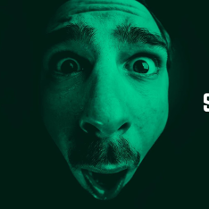 Mężczyzna zdziwiony, z otwartą buzią i uniesionymi brwiami. Jego twarz jest zielona.