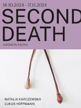 Grafika, podzielona na dwie części, górna fioletowa z napisem Second Death curated by Łęctwo, dolna biała ze zdjęciem wisiorka, podpisem Natalia Karczewska, Lucas Hoffmann.