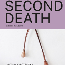 Grafika, podzielona na dwie części, górna fioletowa z napisem Second Death curated by Łęctwo, dolna biała ze zdjęciem wisiorka, podpisem Natalia Karczewska, Lucas Hoffmann.