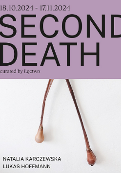 Grafika, podzielona na dwie części, górna fioletowa z napisem Second Death curated by Łęctwo, dolna biała ze zdjęciem wisiorka, podpisem Natalia Karczewska, Lucas Hoffmann.