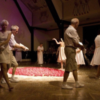 Seniorzy tańczą "Jezioro łabędzie"