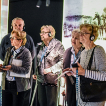 seniorzy zwiedzają Bramę Poznania, fot. Ł. Gdak