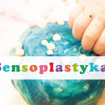 Zdjęcie, niebieska kula, na którą ręce dziecka naklejają kulki z białej plasteliny. Na środku kolorowy napis Sensoplastyka.
