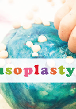 Zdjęcie, niebieska kula, na którą ręce dziecka naklejają kulki z białej plasteliny. Na środku kolorowy napis Sensoplastyka.