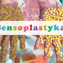 Zdjęcie ubrudzonych rąk dziecięcych, pośrodku kolorowy napis Sensoplastyka.