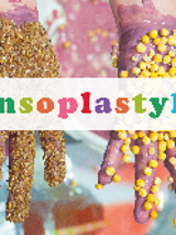 Zdjęcie, ręce dziecka ubrudzone korową plasteliną, pośrodku kolorowy napis sensoplatyka.