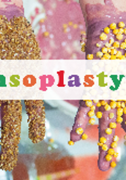 Zdjęcie, ręce dziecka ubrudzone korową plasteliną, pośrodku kolorowy napis sensoplatyka.