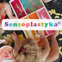 Zdjęcie dzieci siedzących na dywanie, bawiących się kolorowymi plastelinami, na środku kolorowy napis Sensoplastyka.