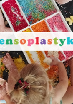 Zdjęcie dzieci siedzących na dywanie, bawiących się kolorowymi plastelinami, na środku kolorowy napis Sensoplastyka.