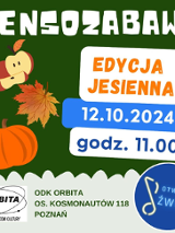 Plakat, ciemnozielone tło z atrybutami jesieni, jabłkami, liściem kolorowym, dynią. Z boku 3 prostokąty. W górnym napis Edycja jesienna, w środkowym data 12.10.2024, w dolnym, napis godz. 11:00. Na górze plakatu napis Sensozabawa, na dole Osiedlowy Dom Kultury Orbita, oraz logo Otwartych Dźwięków.