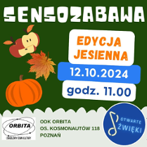 Plakat, ciemnozielone tło z atrybutami jesieni, jabłkami, liściem kolorowym, dynią. Z boku 3 prostokąty. W górnym napis Edycja jesienna, w środkowym data 12.10.2024, w dolnym, napis godz. 11:00. Na górze plakatu napis Sensozabawa, na dole Osiedlowy Dom Kultury Orbita, oraz logo Otwartych Dźwięków.