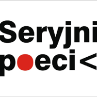 Grafika przedstawia poziomy czarny napis Seryjni Poeci na białym tle. Litera o zastąpiona jest czerwonym kołem.