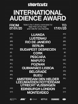 Biały tekst na czarnym tle, z kolejnymi lokalizacjami i terminami festiwalu filmów krótkometrażowych Shortcutz Amsterdam.