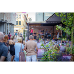 Koncert, scena na ul. Quadro, widzowie siedzą na leżakach i stoją
