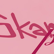 Czerwony napis o tresci skandal na rożowym tle.