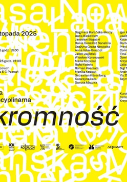 Informacje o wystawie zatytułowanej skromność, w tle białe napisy z nazwiskami na żółtym tle.