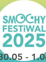 Grafika, na zielonym tle białe koło a w nim napis Smochy Festiwal 2025
