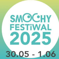 Grafika, na zielonym tle białe koło a w nim napis Smochy Festiwal 2025