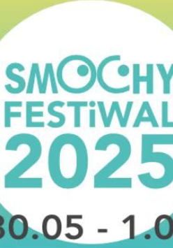 Grafika, na zielonym tle białe koło a w nim napis Smochy Festiwal 2025
