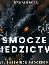 Grafika przedstawia głowę smoka, która wyłania się zza mgły. Smok jest pokryty szarymi łuskami, ma otwary pysk, z którego wystają ostre zęby oraz świecące, żółte oczy. Na głowie wyrastaja mu rogi.