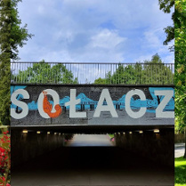 Kolaż trzech zdjęć, które przedstawiają fragmenty Sołacza, m.in. aleję kasztanowców i most z napisem "Sołacz".