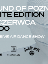 Komputerowa grafika białej istosty podobnej do człowieka, na białym tle, informacje o wydarzeniu muzycznym.