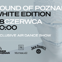 Komputerowa grafika białej istosty podobnej do człowieka, na białym tle, informacje o wydarzeniu muzycznym.