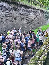 Zdjęcie, grupa ludzi stoi w fortyfikacjach na Cytadeli.