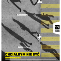 Plakat z informacjami o spektaklu oraz zdjęcie ludzi i ich cieni przechodzących przez ulicę na żółtych pasach, zrobione z góry.