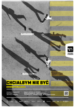 Plakat z informacjami o spektaklu oraz zdjęcie ludzi i ich cieni przechodzących przez ulicę na żółtych pasach, zrobione z góry.