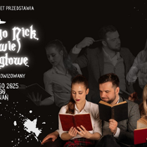 Plakat, który reklamuje Spektakl "Dla kogo Nick (prawie) stracił głowę?", grupa aktorów na scenie, z boku napisy informujące o wydarzeniu.