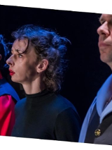 Trzech aktorów na czarnym tle.