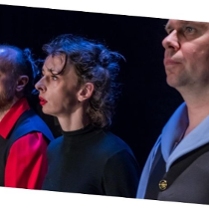 Trzech aktorów na czarnym tle.