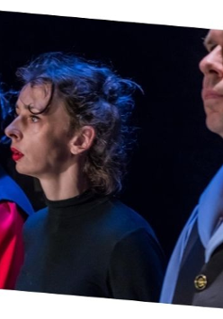 Trzech aktorów na czarnym tle.