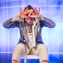 Zdjęcie z przedstawienia - mężczyzna siedzący na krześle