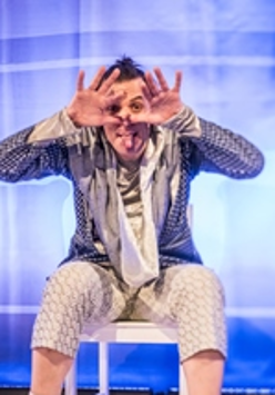 Zdjęcie z przedstawienia - mężczyzna siedzący na krześle