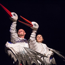 Zdjęcie ze spektaklu - dwóch aktorów w przebraniach białych bocianów.