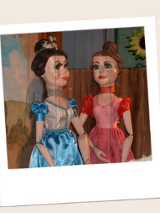 Dwie lalki ze spektaklu Piękna i Bestia.